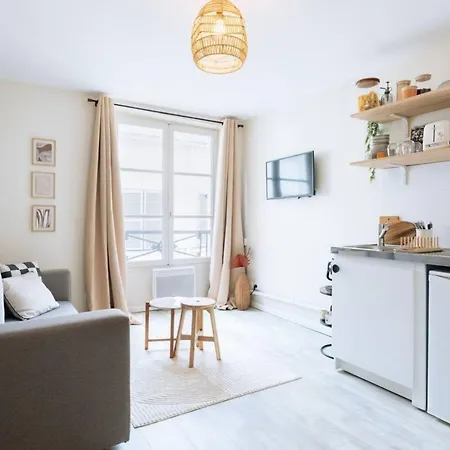 Central & Beautiful Studio For 2 * Parijs