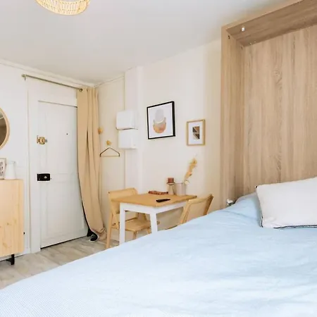 Central & Beautiful Studio For 2 * Parijs